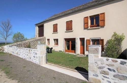 Freycenet-la-Tour Cottage | Pet-Friendly Gite Freycenet-la-Tour with Spa & Breakfast