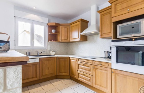 Gouville-sur-Mer Cottage | Cozy Gite Gouville-sur-Mer: 3 Bedrooms for Family Fun