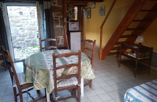 Porspoder House | Gite in 17th century barge house, sea 800 m away, pets welcome