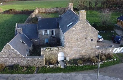 Porspoder House | Gite in 17th century barge house, sea 800 m away, pets welcome