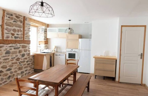 Saint-Hostien Cottage | Relaxing Gite in Sucs Country with Pool and Lake View