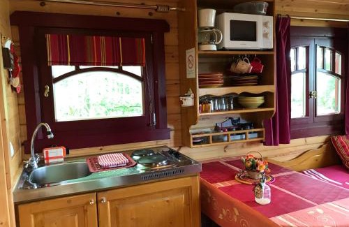 Outines House | Experience Gite Insolite "La Roulotte des Elfes" Retreat