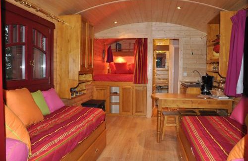 Outines House | Experience Gite Insolite "La Roulotte des Elfes" Retreat