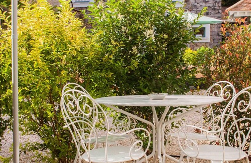 Arbonne-la-Foret House | Gîte Isatis "Côté Cour" on the edge of the forest in a charming village