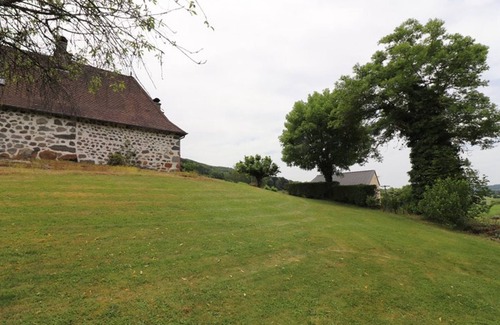 Jussac Cottage | Family-Friendly Gite Jussac with Kitchen & Pet Options