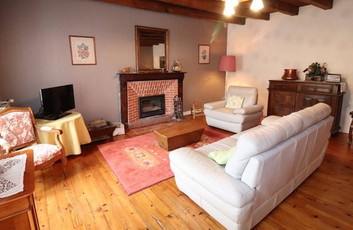 Jussac Cottage | Family-Friendly Gite Jussac with Kitchen & Pet Options