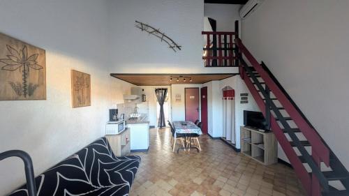 Roquefort-des-Corbieres House | Elegantly Appointed Gite la Capelle with Ocean Views