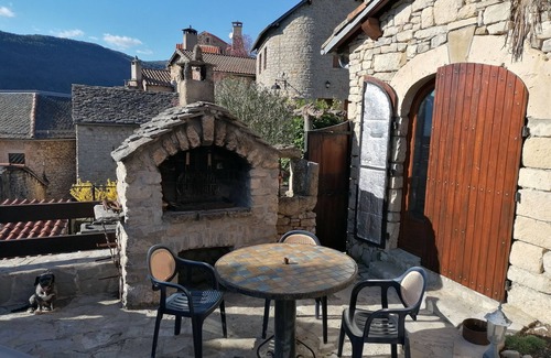 Mostuejouls House | Discover Gite La Cardabelle: Pet-Friendly Family Retreat