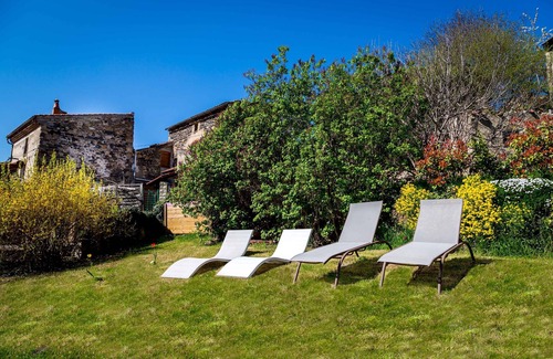 Champeix House | Gîte La CHAMPILLAUMIERE: Oceanfront Retreat with Spa