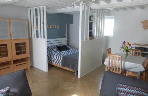 Martragny Apartment | Oceanfront Gite LA CHARRETTERIE - Family-Friendly Retreat