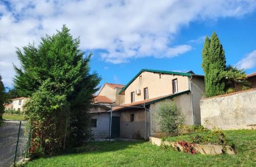 Albigny-sur-Saone Apartment | Pet-Friendly Retreat at Gite la ferme des maraîchers