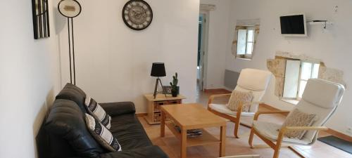 Conne-de-Labarde House | Gite La Grange aux Oiseaux: Oceanfront Retreat with Pool