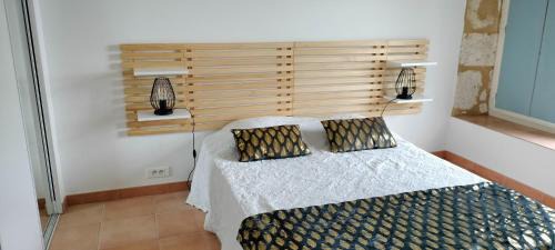 Conne-de-Labarde House | Gite La Grange aux Oiseaux: Oceanfront Retreat with Pool