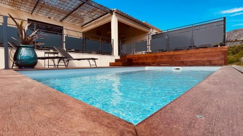 Lioux House | Discover Gite La Madeleine du Luberon: Rated 9.8/10!