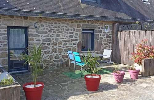 Locmariaquer Cottage | Gîte La Rando: Serenity with Ocean Views and Pet-Friendly Stay
