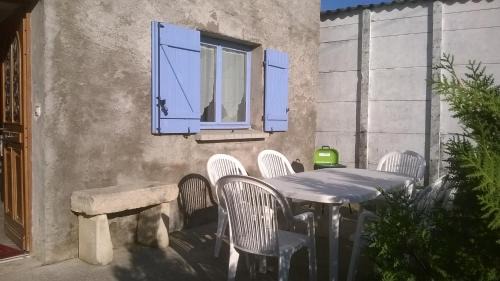 Senon House | Pet-Friendly Retreat at Gite la Ruche with Family Amenities