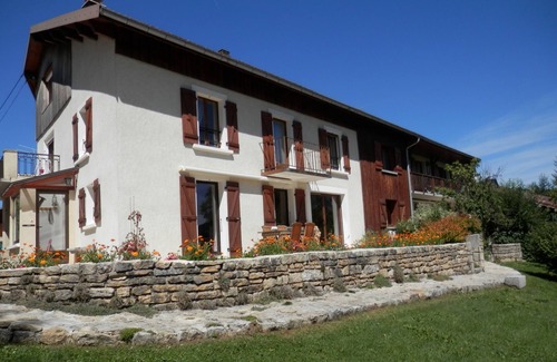 Oye-et-Pallet Apartment | Family-Friendly Gite Lac et Montagne: A Nature Retreat