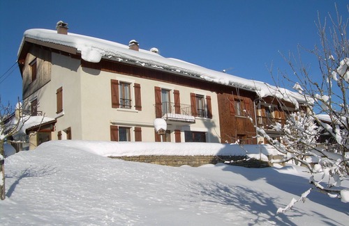 Oye-et-Pallet Apartment | Family-Friendly Gite Lac et Montagne: A Nature Retreat