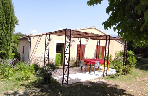 Entrechaux Apartment | Gîte Lavande: Your Oasis Amidst Vineyards and Olive Groves