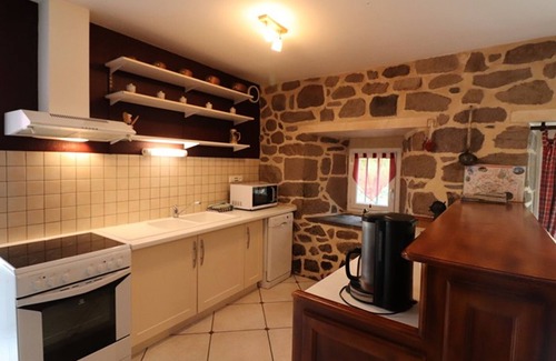 Lavigerie Cottage | Family-Friendly Gite Lavigerie with Kitchen and 3 Bedrooms