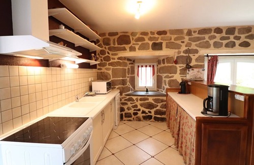 Lavigerie Cottage | Family-Friendly Gite Lavigerie with Kitchen and 3 Bedrooms
