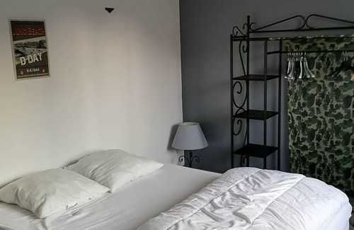 Asnelles House | Cozy Gîte le Boujou: Steps from the Ocean with Pet-Friendly Options
