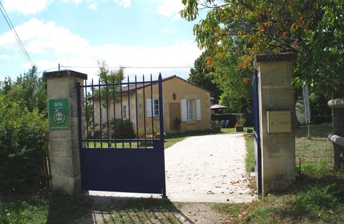 Saint-Aubin-de-Branne House | Pet-Friendly Gite LE Courtil in Saint-Aubin-de-Branne