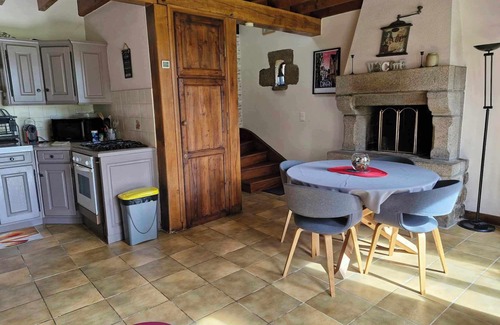 Bonnemain House | GITE LE COIN: Family-Friendly Retreat with Pool Access