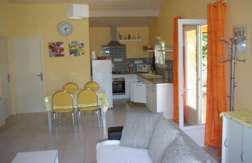 Savignac-de-Miremont Cottage | Gite LE HIBOU with garden and swimming pool covered terrace