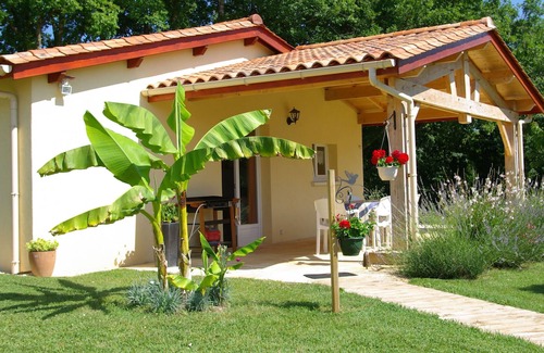 Savignac-de-Miremont Cottage | Gite LE HIBOU with garden and swimming pool covered terrace