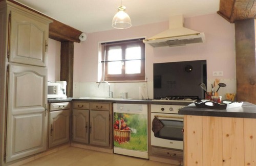 Le Menil-de-Briouze Cottage | Cozy Gite Le Ménil-de-Briouze: Family-Friendly Retreat