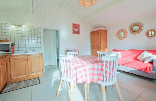 Allemans House | Relax at Gîte Le Moutat-Le Châlet with Pool & Hot Tub
