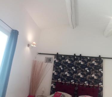 Cabrieres-d'Avignon Apartment | Discover Gite LE PETIT LUBERON COQUELICOT with Ocean Views