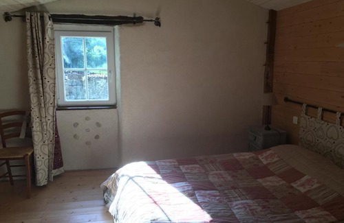 Chantonnay House | Cozy Gite Le Puy Rabasteau - Pet Friendly & Family Ready