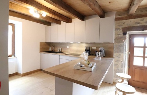 Le Rouget-Pers Cottage | Gite Le Rouget-Pers: Family Retreat with Spa & Breakfast