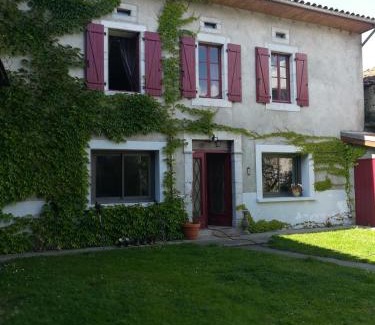 Aneres House | Gite Les Arrebourits: Pet-Friendly Retreat with High Ratings
