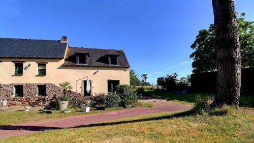 Quedillac House | Gite Les Deux Pins de Trémel: Family-Friendly Retreat with Pool