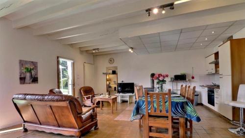 Quedillac House | Gite Les Deux Pins de Trémel: Family-Friendly Retreat with Pool