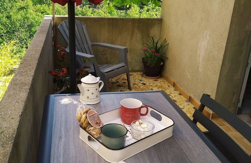 Vals-les-Bains House | Budget-Friendly Gite Les Figères with Family-Friendly Amenities