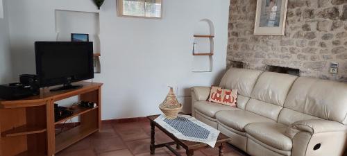 Aurel House | Family-Friendly Escape at Gite Les Hortensias - 8.7 Rating