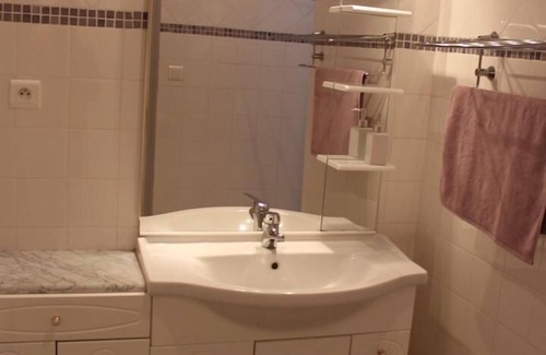 Carpentras Apartment | Relax at Gite Les Lavandes - Rated 9/10 with Spa Access