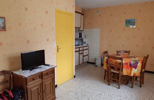 Mostuejouls Apartment | Scenic Gite Gorges du Tarn with Pool & Pet-Friendly Options