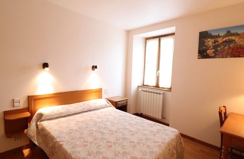 Lieutades Cottage | Gite Lieutadès: Ideal 2-Bedroom Retreat for Families