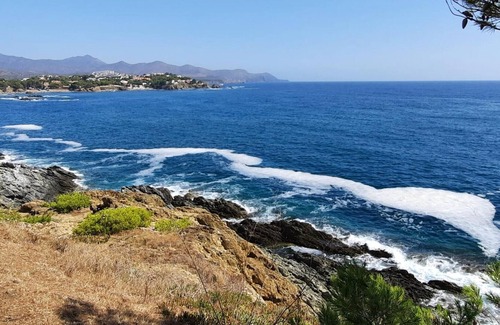Llanca Cottage | Gite Llançà: Oceanfront Retreat for Families and Friends