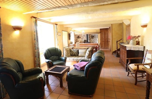 Lorcieres Cottage | Comfortable Gite Lorcières: Family-Friendly Getaway