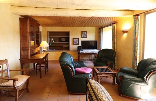 Lorcieres Cottage | Comfortable Gite Lorcières: Family-Friendly Getaway
