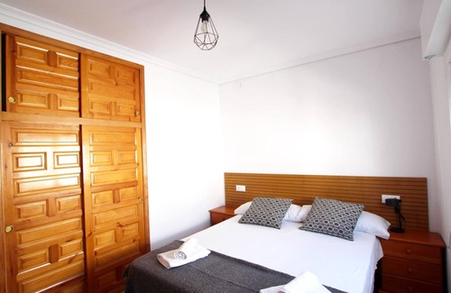 Los Alcazares Cottage | Gite Los Alcázares: Pet-Friendly Retreat with Spa & Kitchen