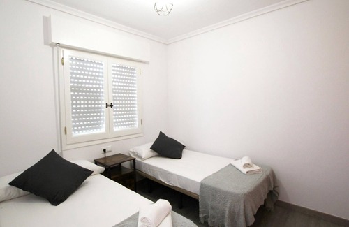 Los Alcazares Cottage | Gite Los Alcázares: Pet-Friendly Retreat with Spa & Kitchen