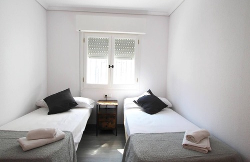 Los Alcazares Cottage | Gite Los Alcázares: Pet-Friendly Retreat with Spa & Kitchen