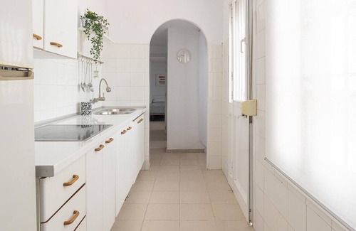 El Palo Cottage | Oceanfront Gite Málaga: Family-Friendly Retreat with Views